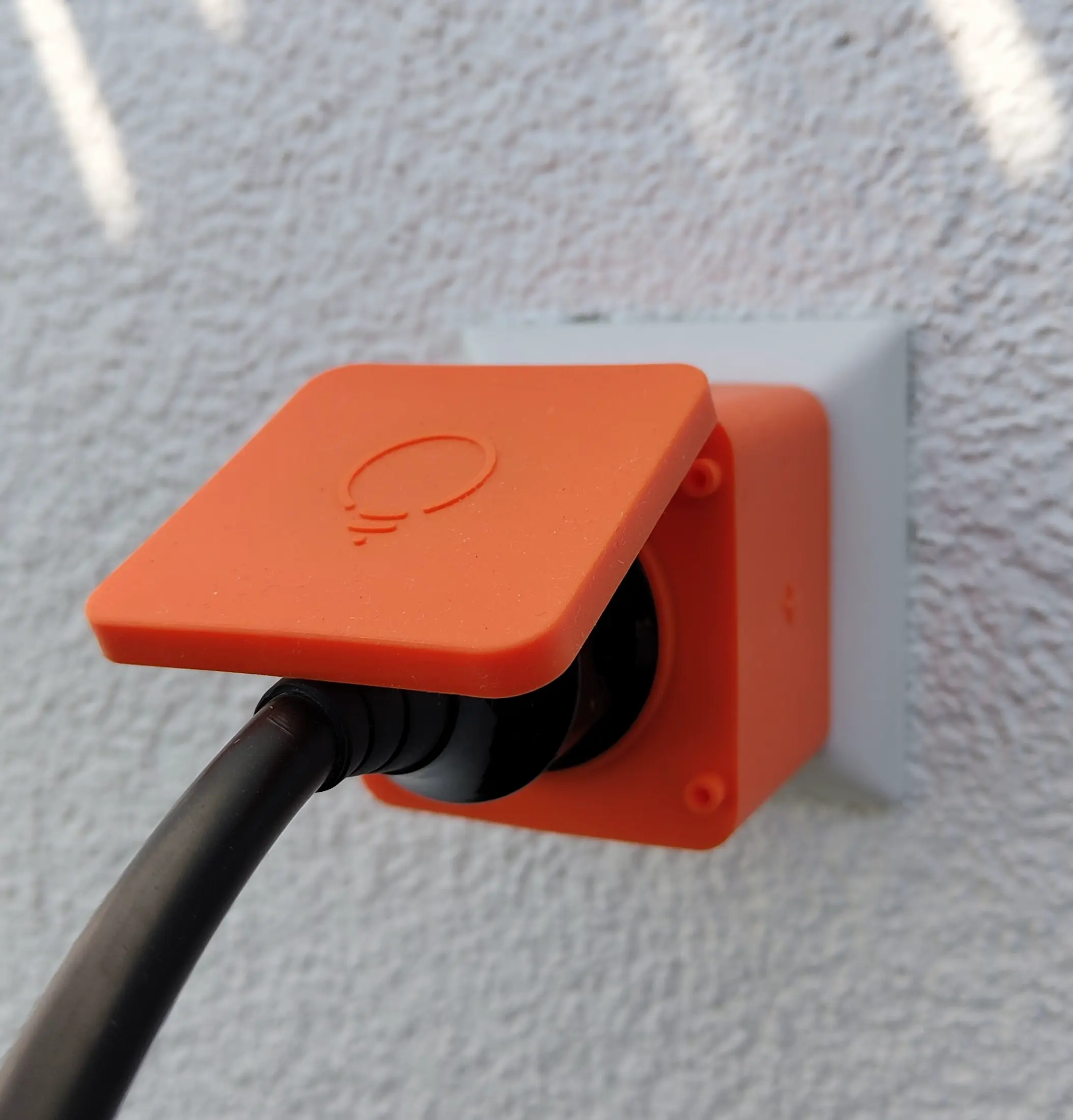 myStrom WiFi Switch mit Switch Protect an einer Außensteckdose mit Schukoanschluss des Balkonkraftwerks