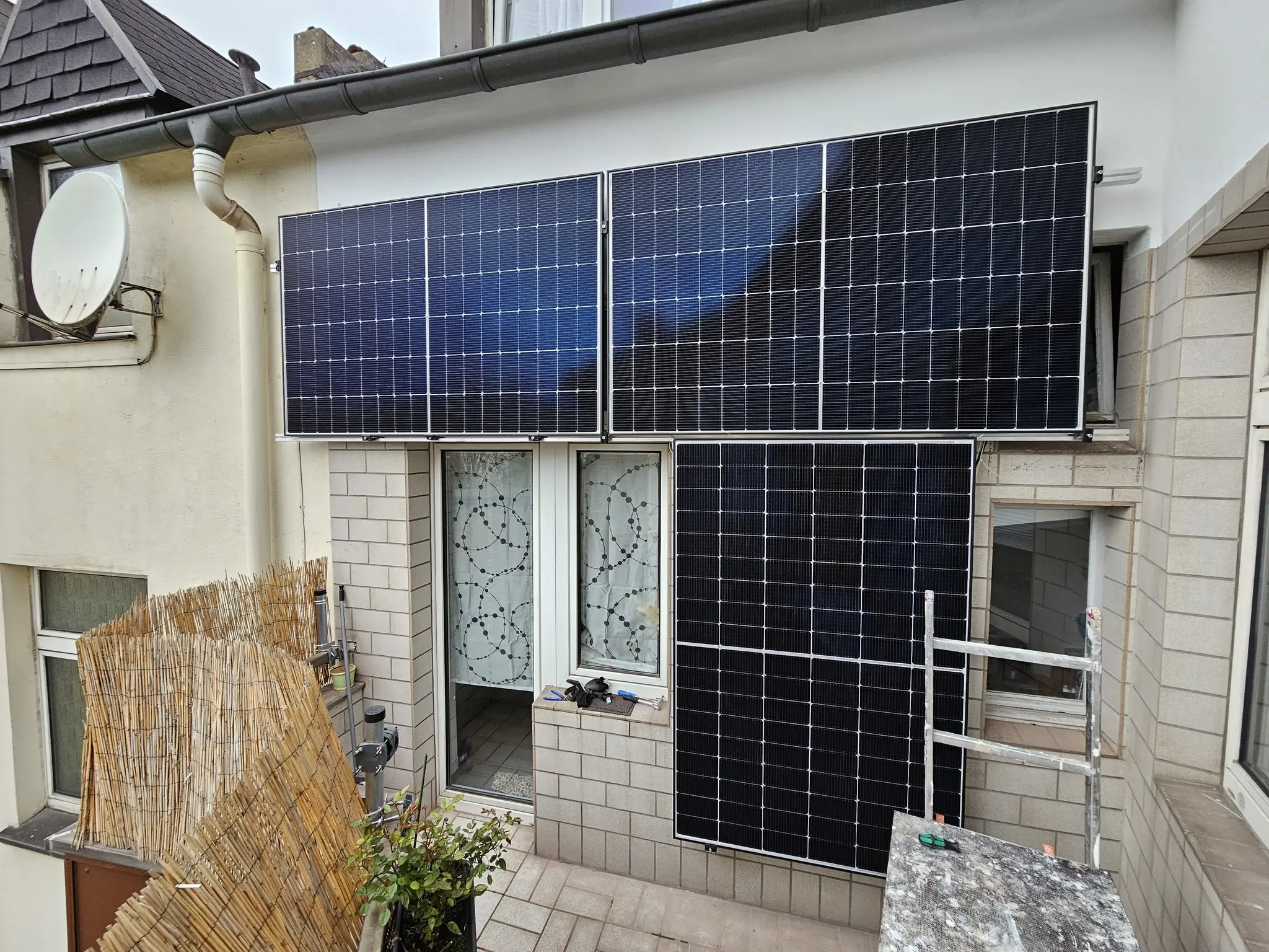Fassaden-Kraftwerk mit 3 Ja Solar Panels