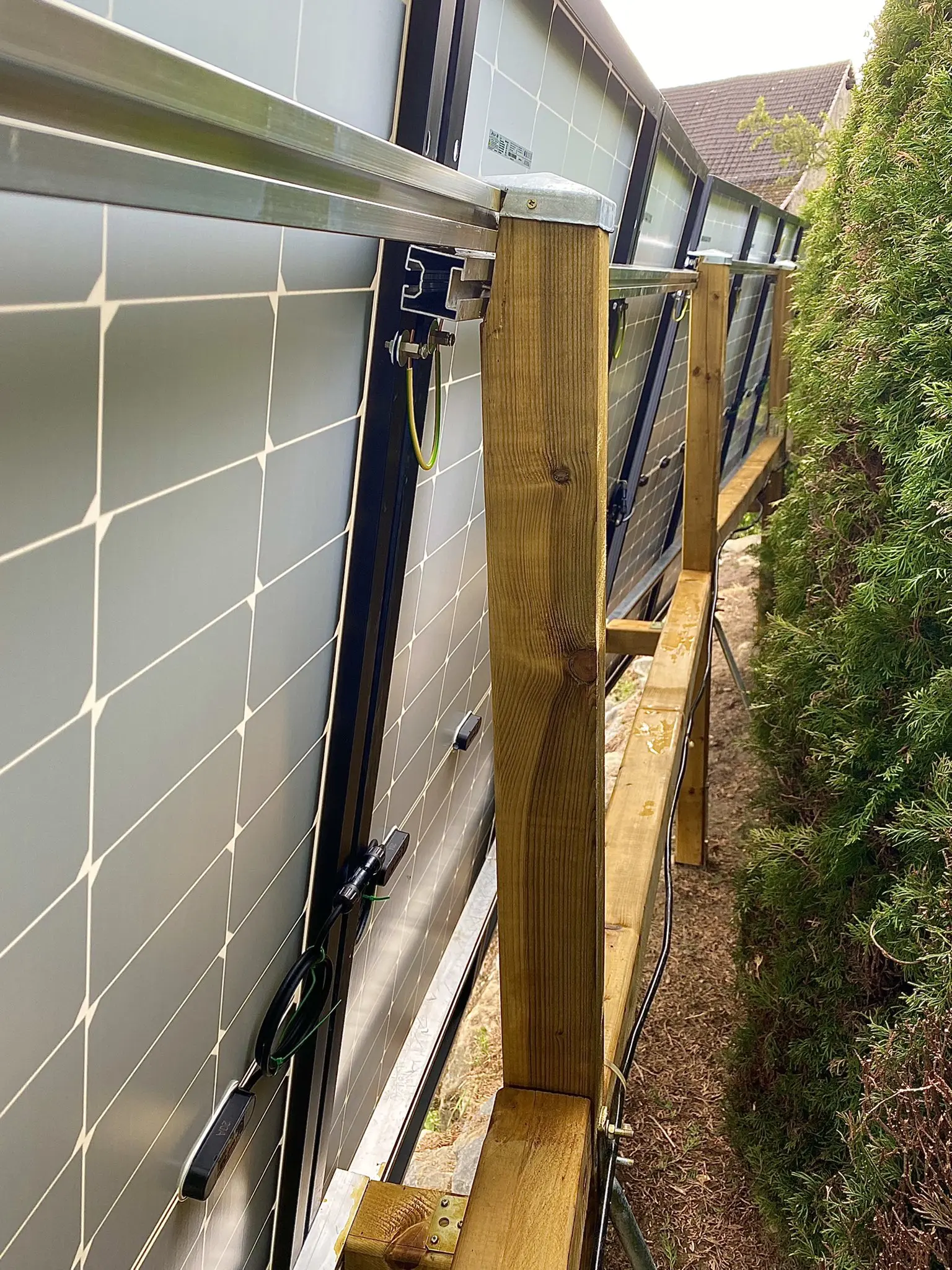 Solarzaun mit Holz- und Metallkonstruktion von @tech_tobi